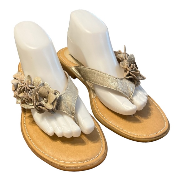 B.O.C. Born Concept Gold Tone Leather Floral Thong Sandals Size 9M - Picture 2 of 8